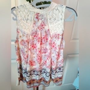 🥂 Skylar & Jade really cute tank top with lace details in great condition, M.